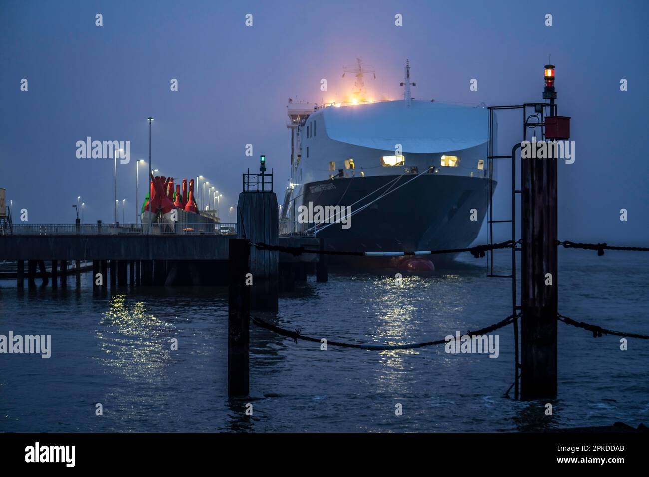 Dichter Nebel im Winter, hängt über der Mündung der Elbe in die Nordsee, DFDS Fährpunkt Alte Liebe in Cuxhaven, Niedersachsen, Deutschland, Stockfoto