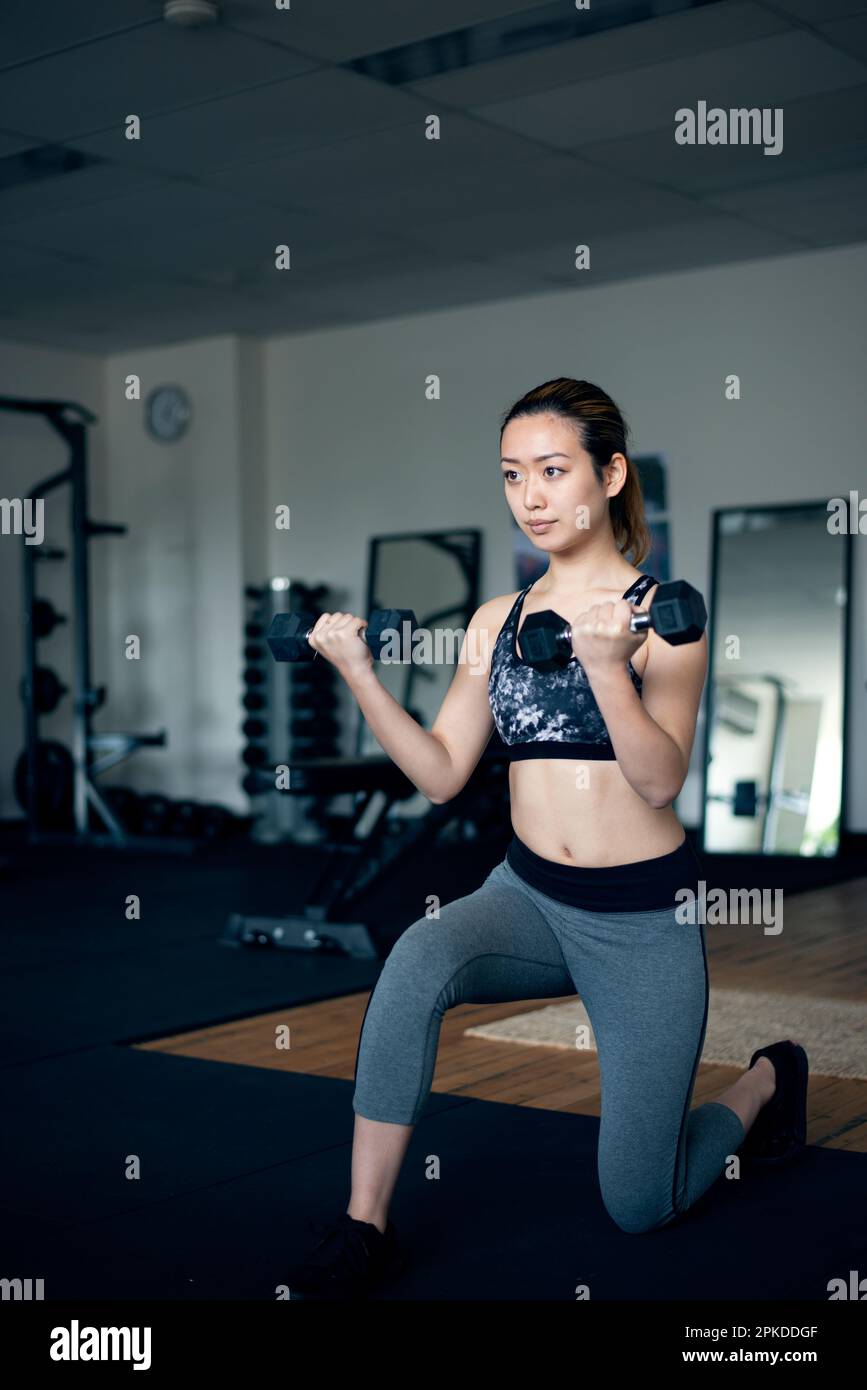 Frau Krafttraining mit Hanteln Stockfoto