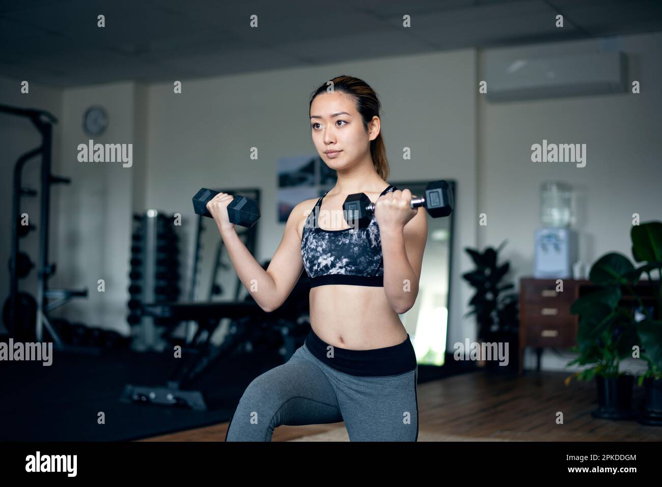 Frau Krafttraining mit Hanteln Stockfoto