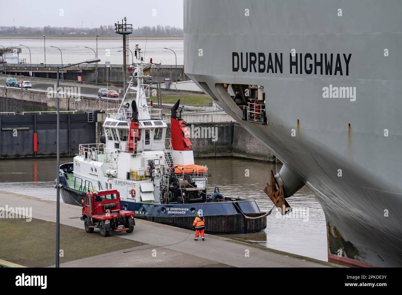Nordschleuse im Überseehafen Bremerhaven kann der Fahrzeugtransporter Durban Highway unter der Flagge Panamas etwa 600 Autos beladen und entladen Stockfoto