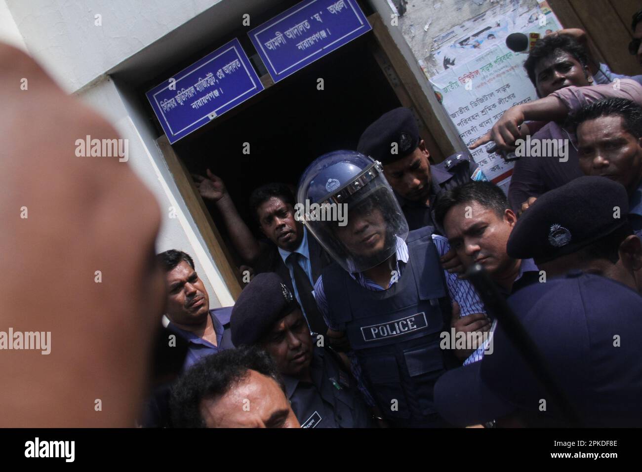 Zwei ehemalige RAB-Offiziere wurden am Samstag vor das Oberste Justizgericht in Narayanganj gebracht. Beide wurden aus dem Dhaka-Kantonment verhaftet. Stockfoto