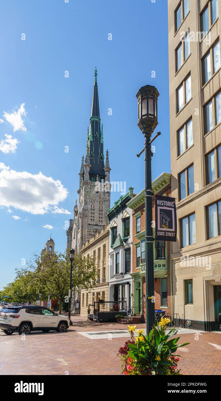 Die historische State Street in Harrisburg, der Hauptstadt des Commonwealth of Pennsylvania, ist die perfekte Kulisse. Stockfoto