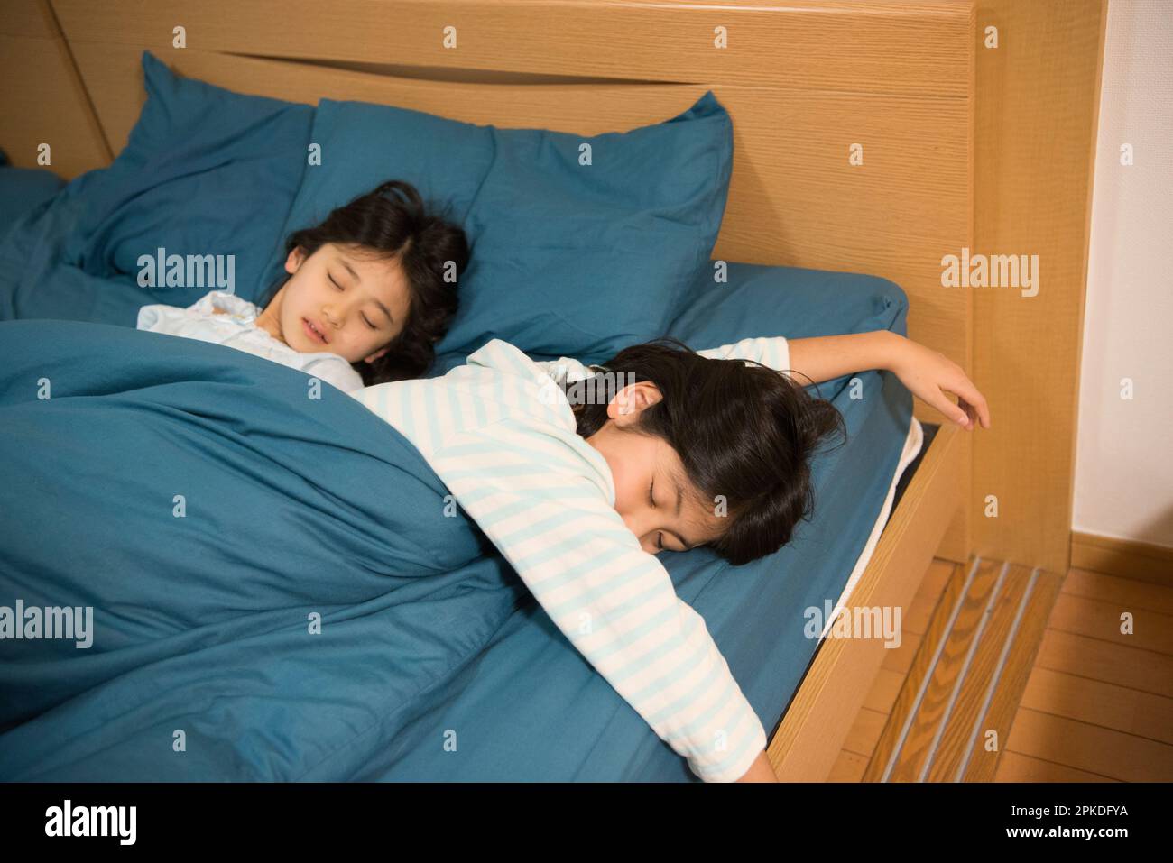 Schwestern im Bett schlafen Stockfoto