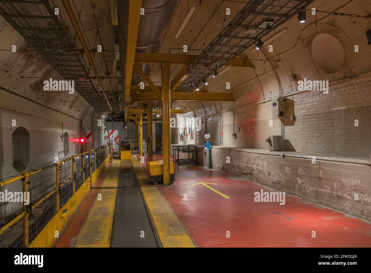 Hauptplattform für Touristentouren auf der Mail Rail, dem ehemaligen Postamt-Eisenbahnsystem unter den Straßen von Central London, Großbritannien. Stockfoto