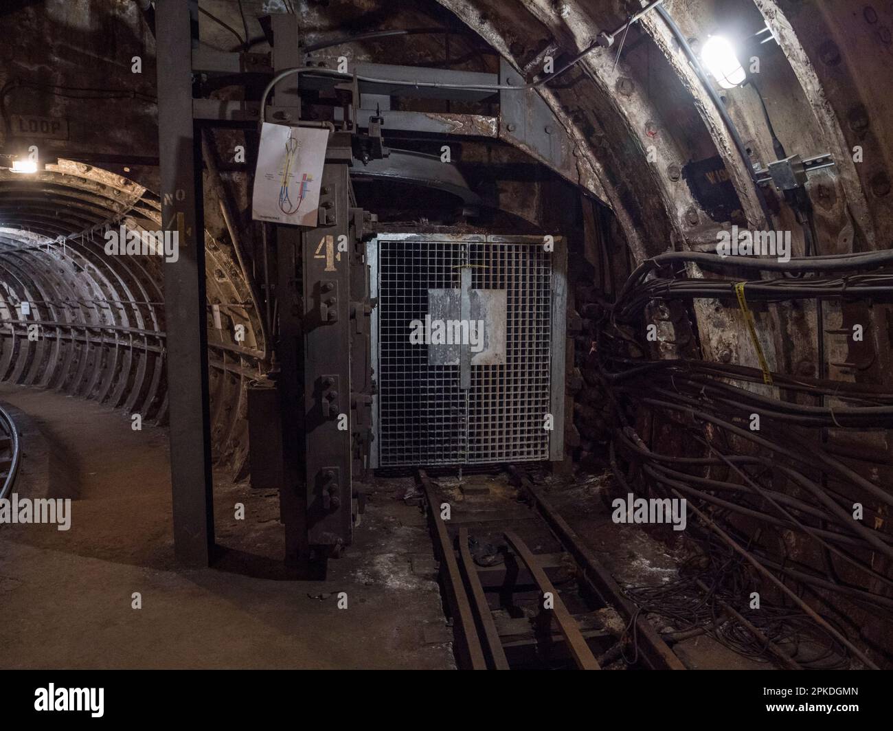 Überschwemmungsbarriere im Mail Rail-Tunnel, dem ehemaligen Postamt-Eisenbahnsystem unter den Straßen von Central London, Großbritannien. Stockfoto