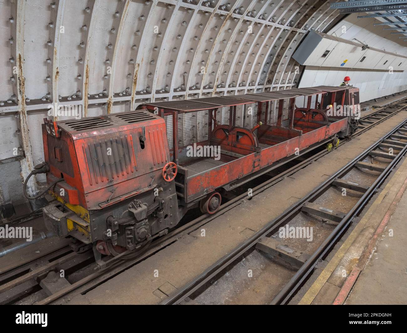 Einer der ursprünglichen kleinen Postbahnwagen, die im ehemaligen Postamt-Eisenbahnsystem unter den Straßen von Central London, Großbritannien, verwendet wurden. Stockfoto