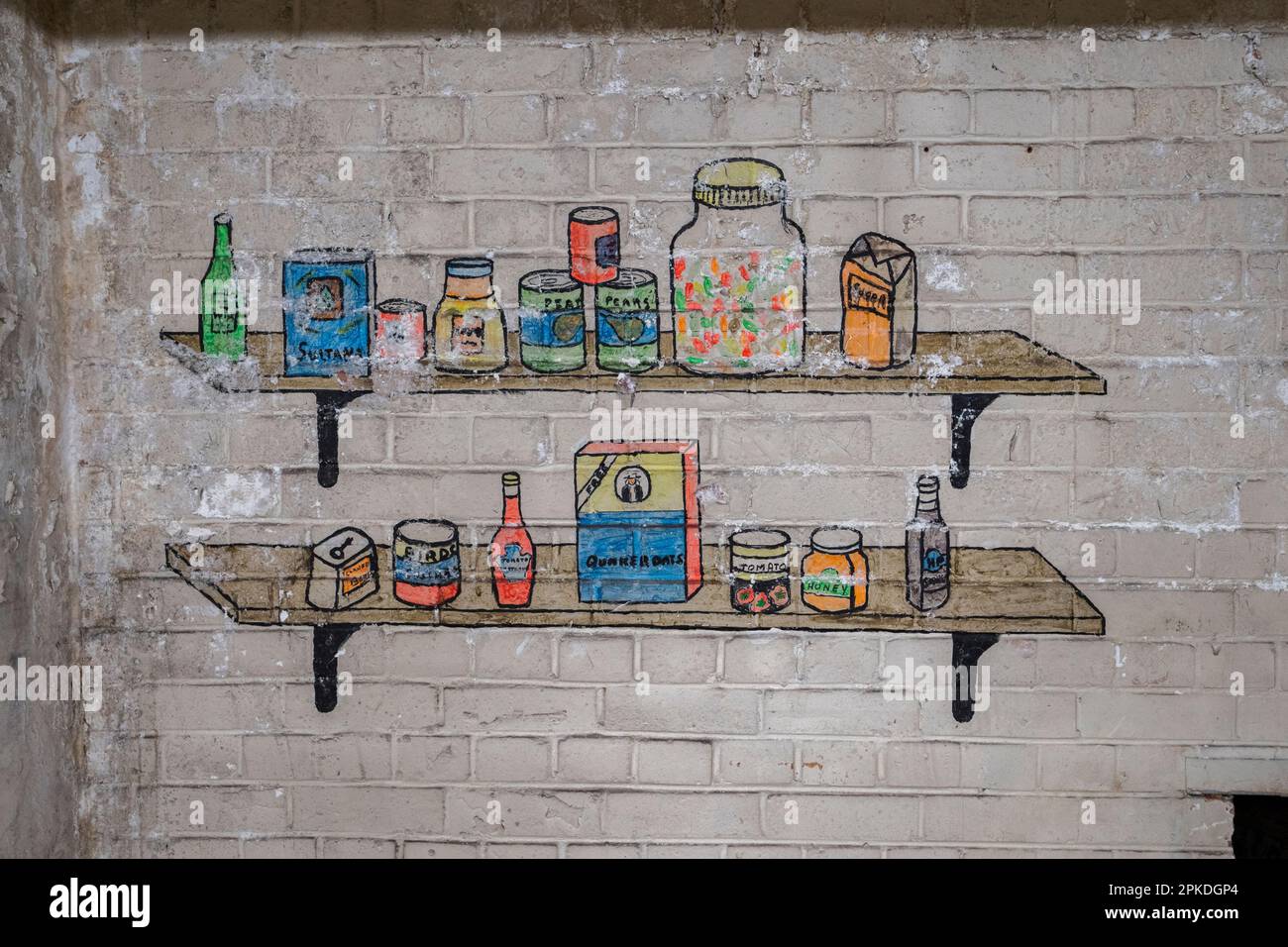 Übrig gebliebenes Wandgemälde von einem Post Office Christmas Event auf Mail Rail, dem ehemaligen Post Office Railway System unter den Straßen von Central London, Großbritannien. Stockfoto