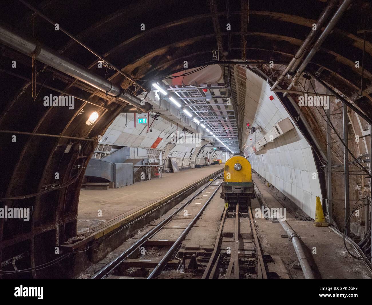 Blick vom Tunnel in Richtung Mount Pleasant Bahnhofsplattform von Mail Rail, dem ehemaligen Postamt Eisenbahnsystem unter den Straßen von Central London, Großbritannien. Stockfoto