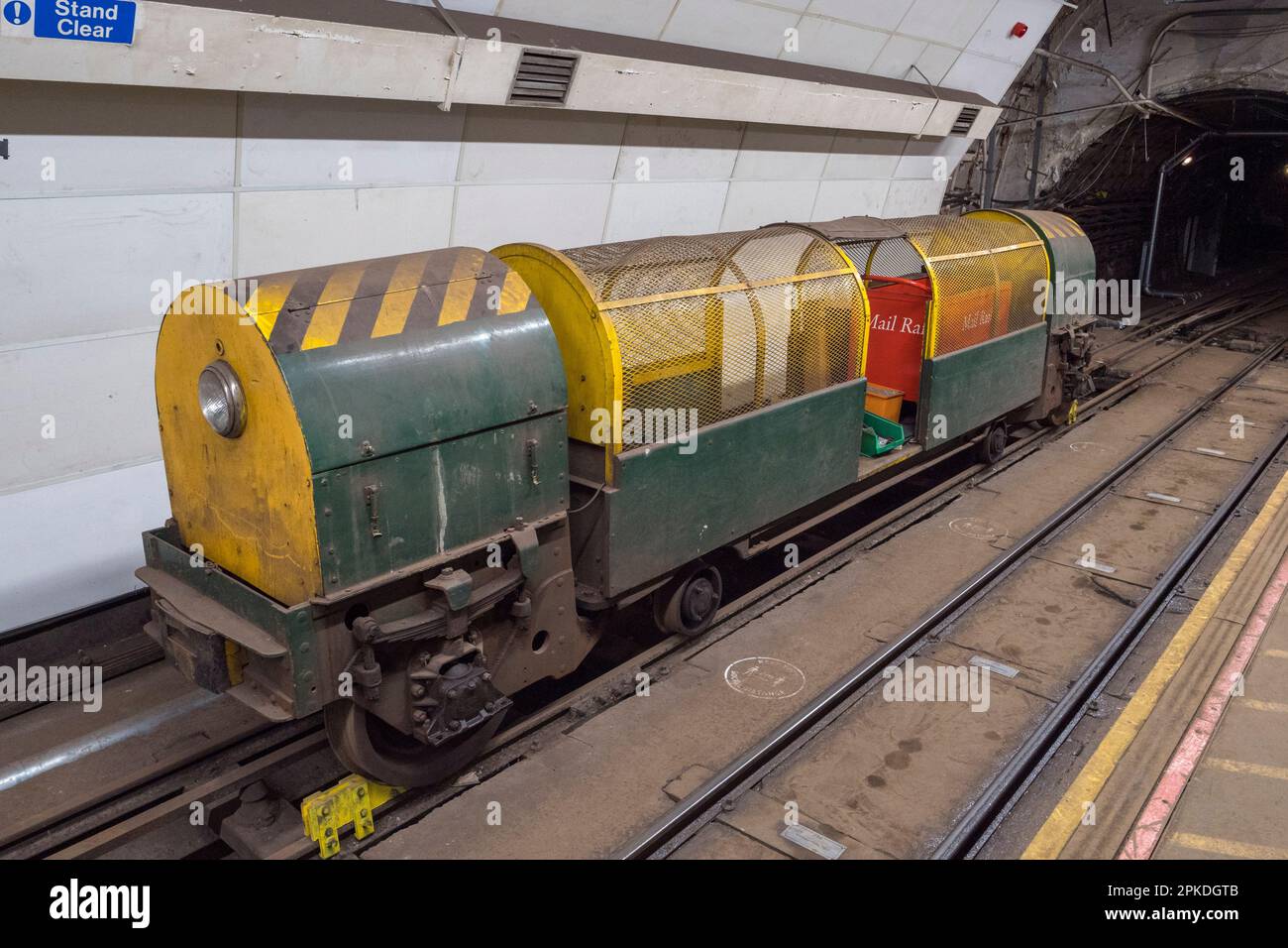 Ein originaler Miniaturzug bei Mail Rail, dem ehemaligen Postamt-Eisenbahnsystem unter den Straßen von Central London, Großbritannien. Stockfoto