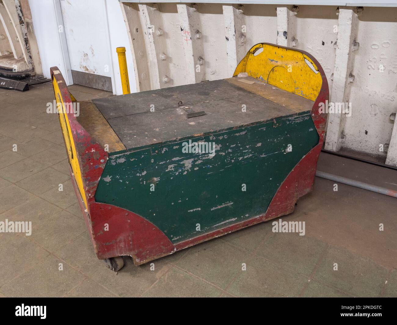 Holzwagen auf Rädern, der für den Transport von Post auf Mail Rail, dem ehemaligen Postamt-Eisenbahnsystem unter den Straßen von Central London, UK, verwendet wurde. Stockfoto