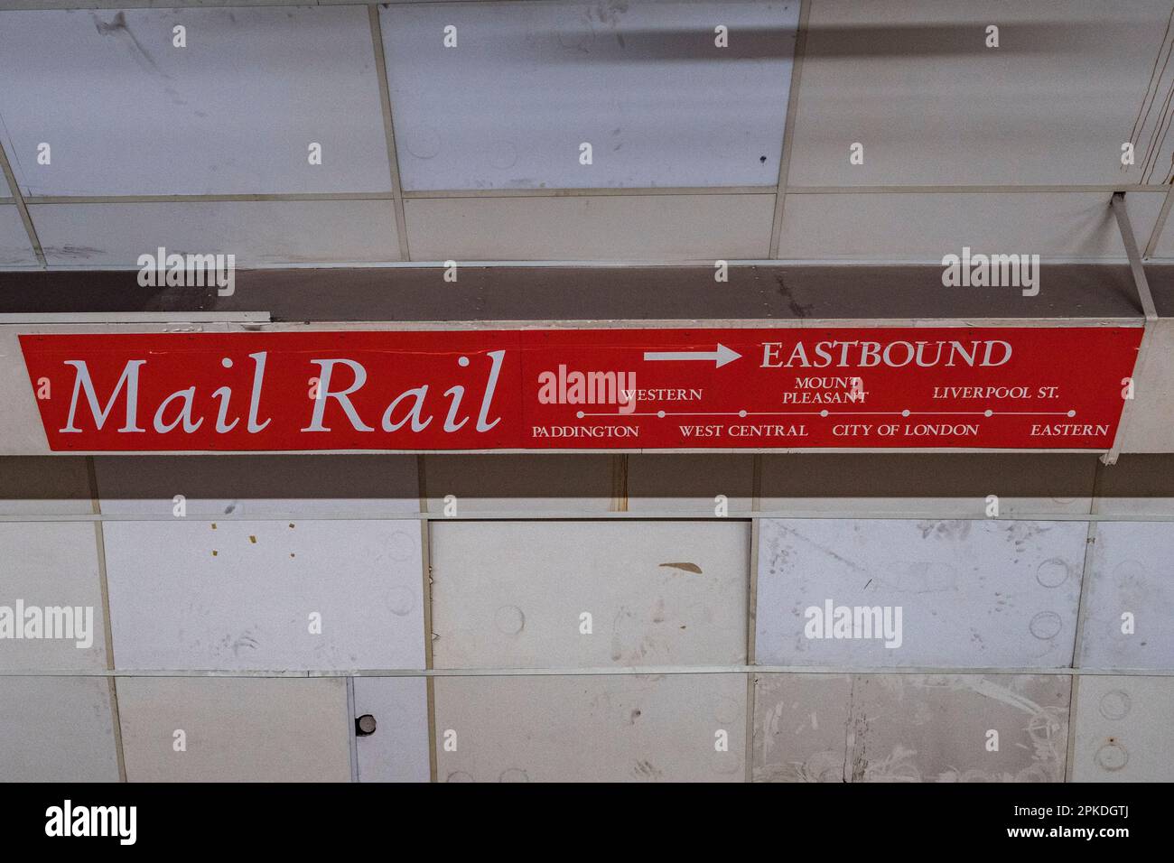 Post Rail-Schild auf dem Mount Pleasant-Bahnsteig in Richtung Osten, dem ehemaligen Post Office Railway System unter den Straßen von Central London, Großbritannien. Stockfoto