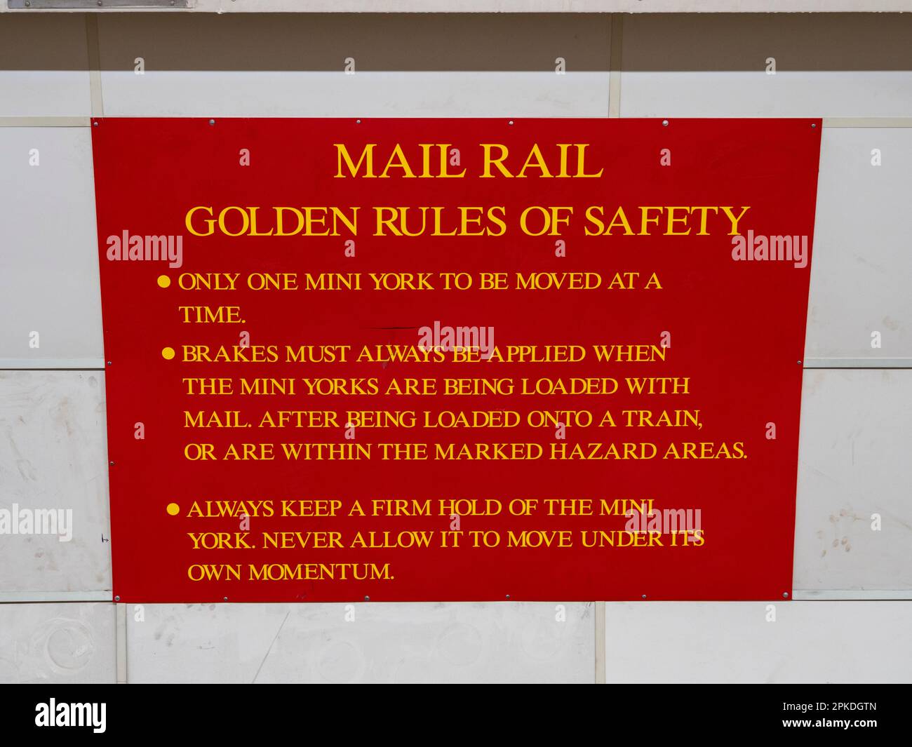 Mail Rail Golden Rules Schild auf der Mount Pleasant Plattform, Mail Rail, dem ehemaligen Post Office Railway System unter den Straßen von Central London, Großbritannien. Stockfoto