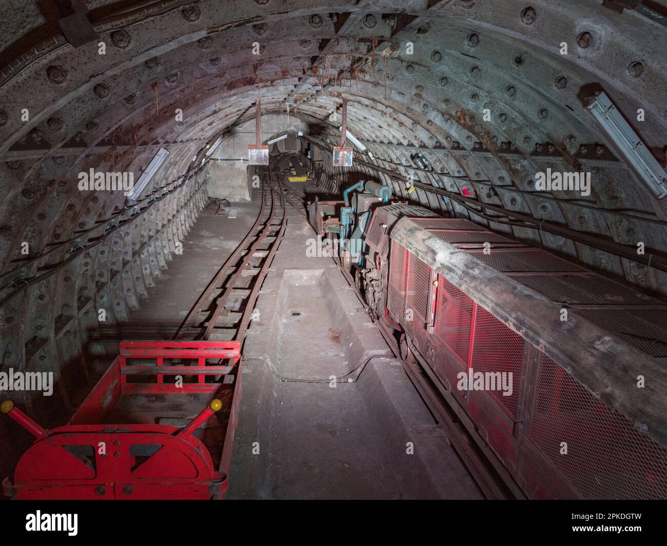 „Friedhof“ verlassener Güterwagen von Mail Rail, dem ehemaligen Postamt-Eisenbahnsystem unter den Straßen von Central London, Großbritannien. Stockfoto