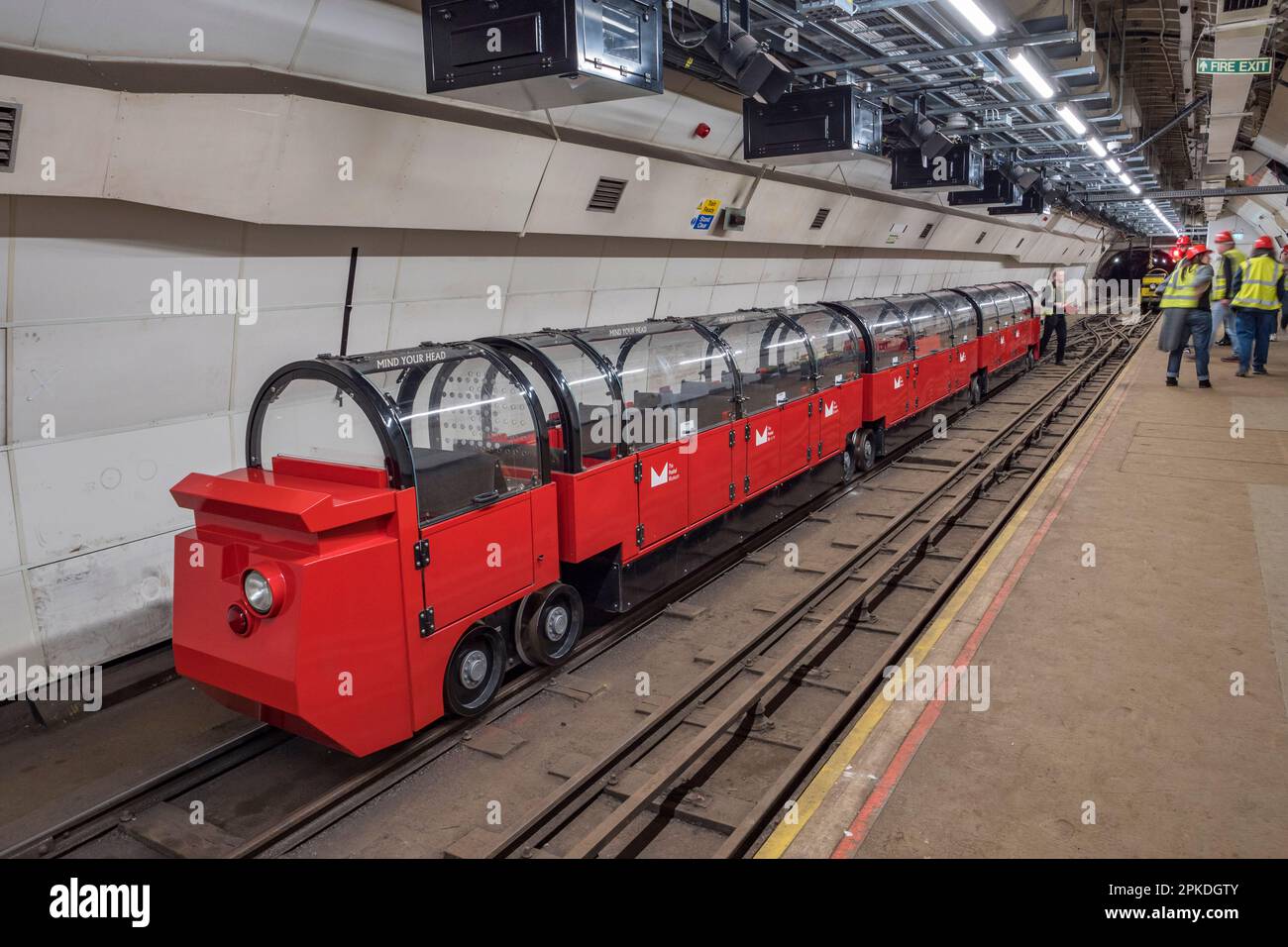 Einer der angepassten Touristenzüge von Mail Rail, dem ehemaligen Postamt-Eisenbahnsystem unter den Straßen von Central London, Vereinigtes Königreich. Stockfoto