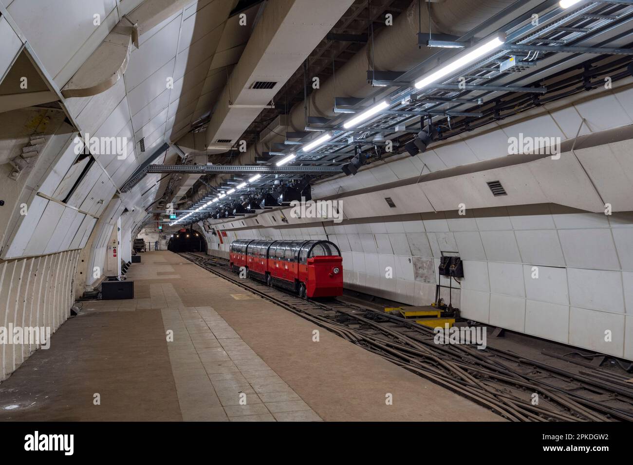 Allgemeiner Blick auf eine Plattform der Mount plesant Station, Teil von Mail Rail, dem ehemaligen Post Office Railway System im Zentrum von London, Großbritannien Stockfoto