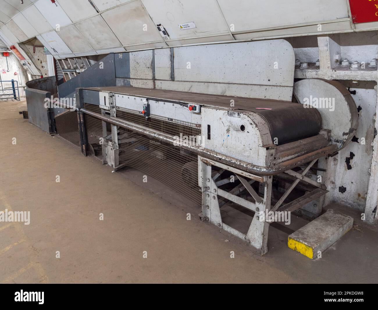 Postsortierband auf der Plattform Mount Pleasant auf Mail Rail, dem ehemaligen Postamt-Eisenbahnsystem unter den Straßen von Central London, Großbritannien. Stockfoto