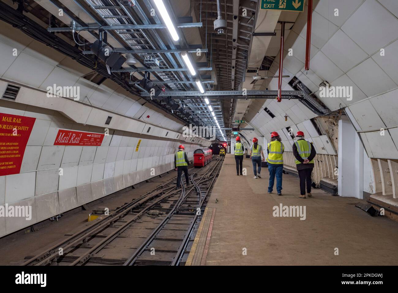 Tour-Gruppe steht auf der Eastbound-Plattform der Mount Plesant Station, Teil von Mail Rail, dem ehemaligen Post Office Railway System im Zentrum von London, Großbritannien Stockfoto