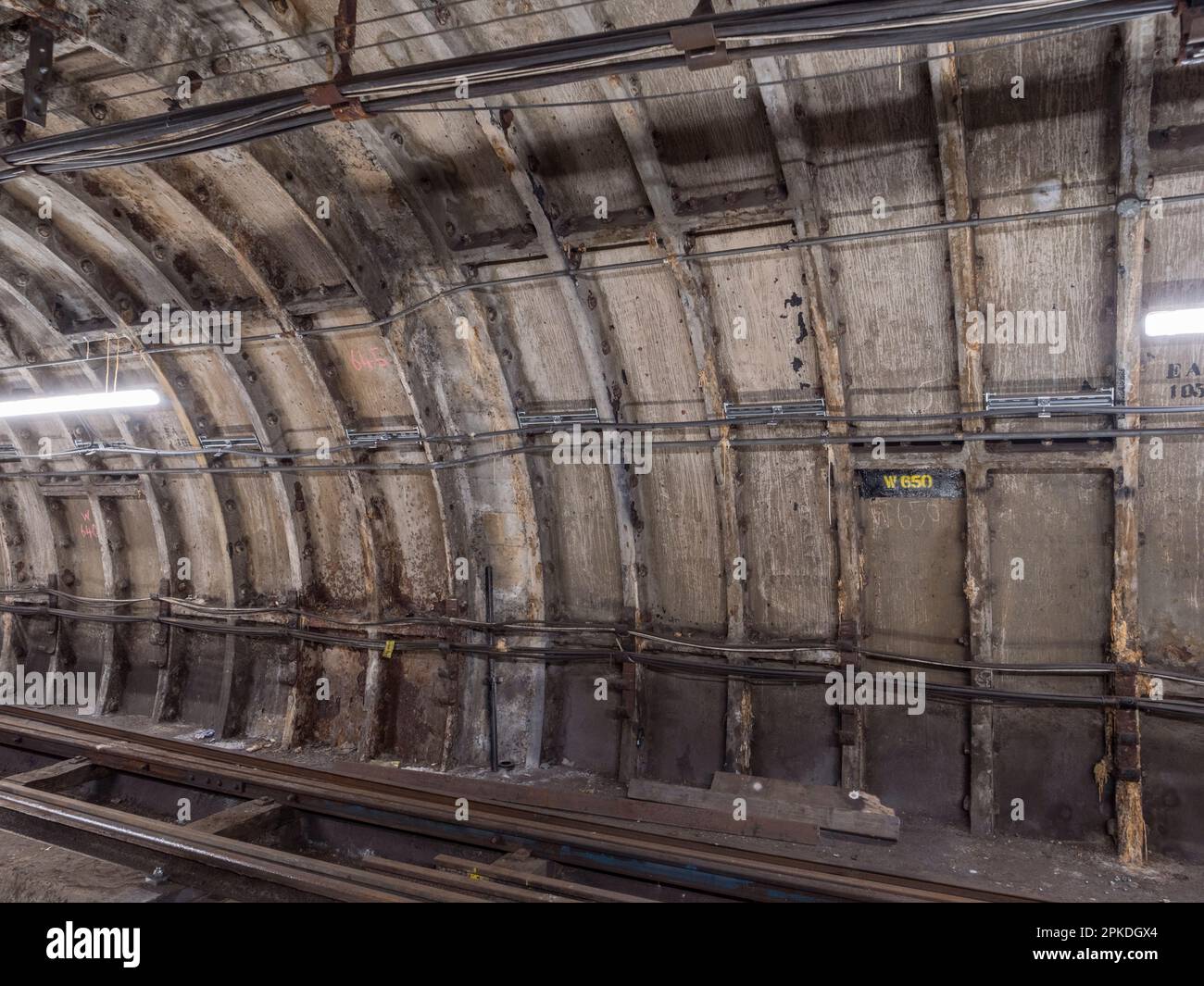 Bau von Tunnelmauern auf Mail Rail, dem ehemaligen Post Office Railway System unter den Straßen von Central London, Großbritannien. Stockfoto