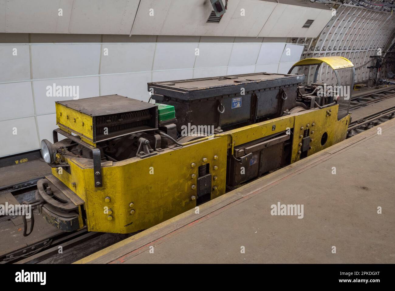 Original-Miniatur-batteriebetriebene Lokomotive bei Mail Rail, dem ehemaligen Post Office Railway System unter den Straßen von Central London, Großbritannien. Stockfoto