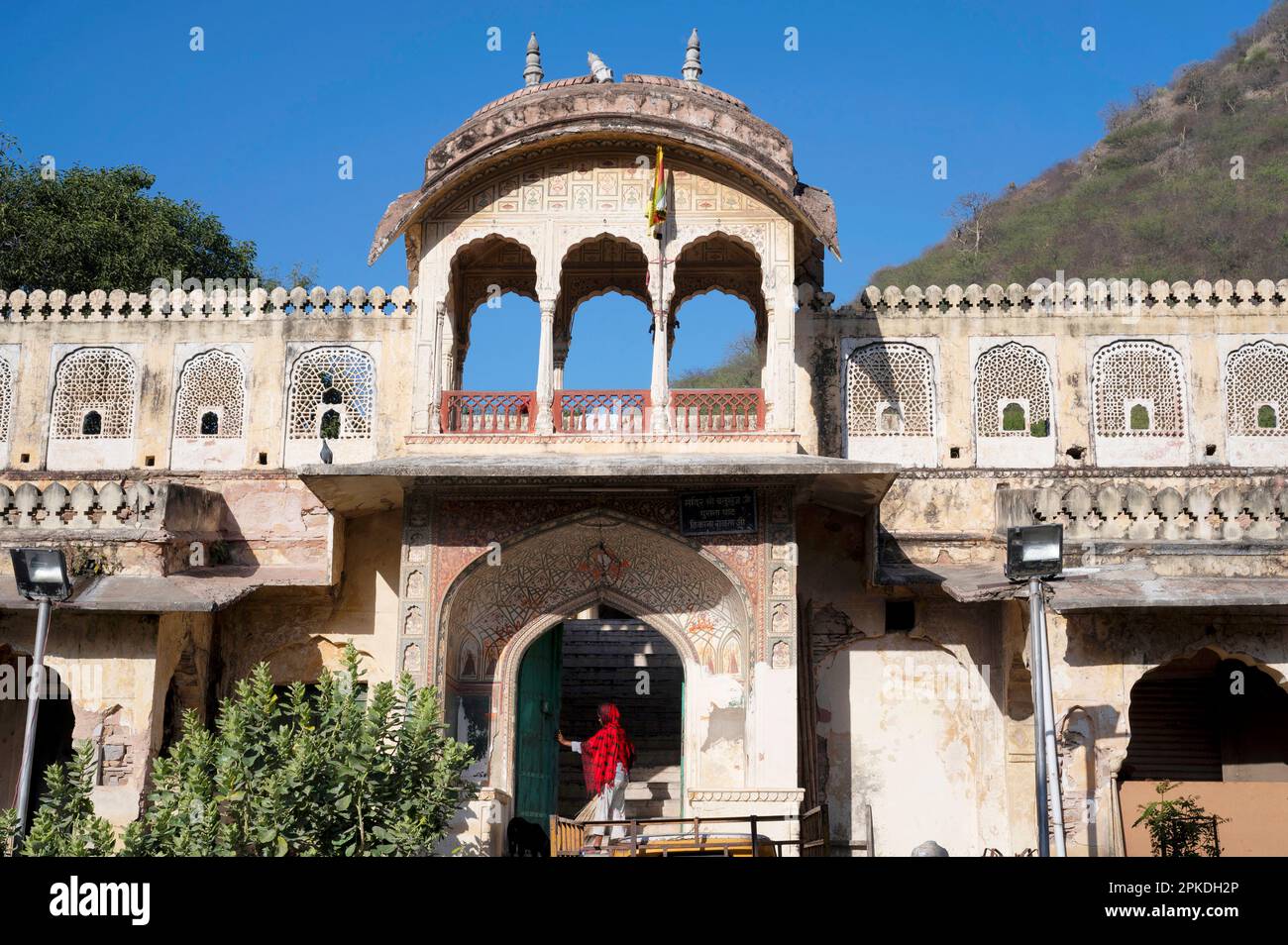 Eintritt und Außenansicht des Tempels Shri Chaturbhuj, Purana Ghat, Thikana Galta Ji, Jaipur, Rajasthan, Indien Stockfoto