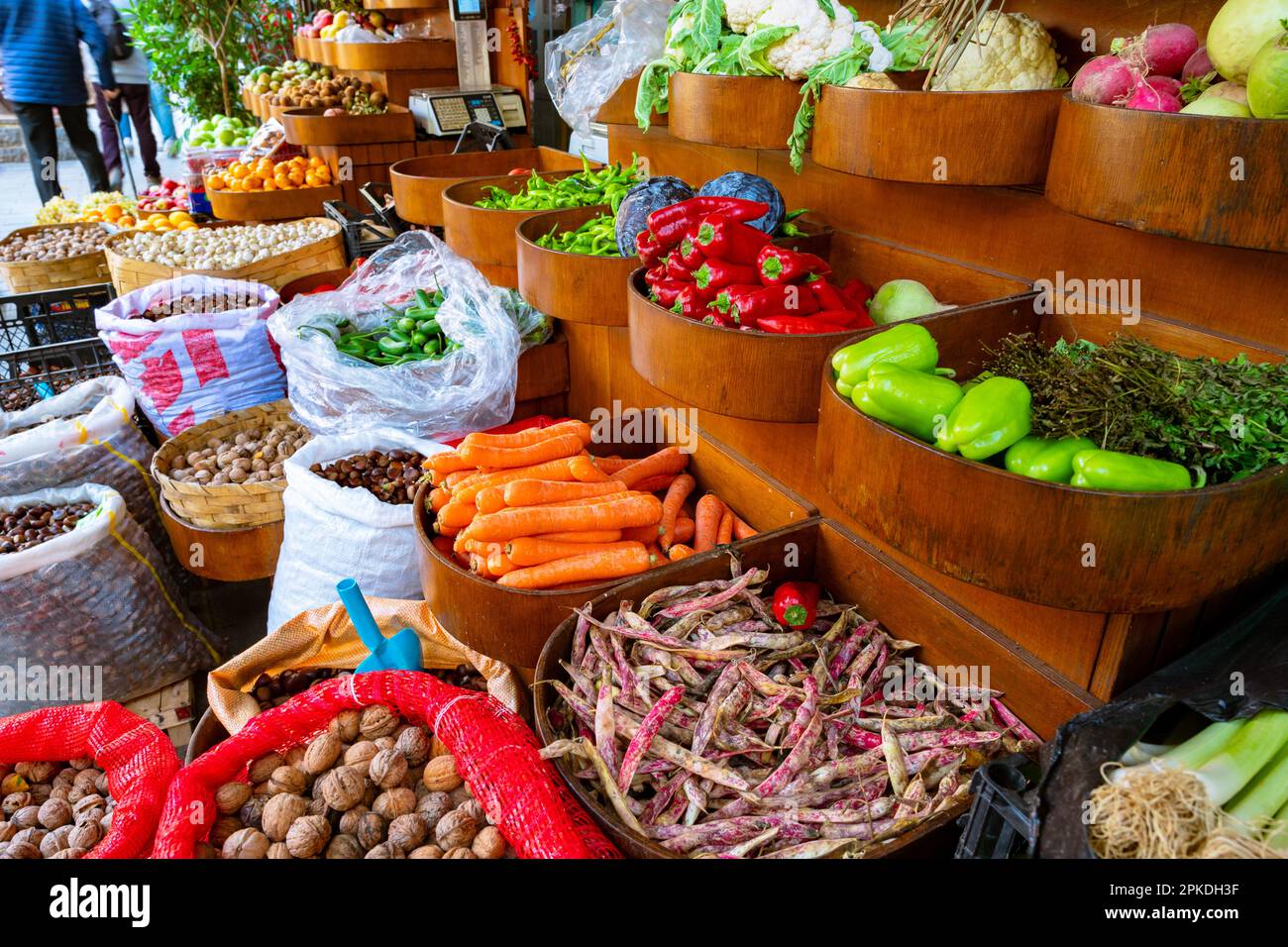 Ein Straßenmarkt oder Gemüsehändler mit frischem Gemüse oder Obst. Hintergrundfoto für rohe Lebensmittel oder Lebensmittelaufblähung. Ein Gemüsehändler im Kuzguncuk-Bezirk von mir Stockfoto