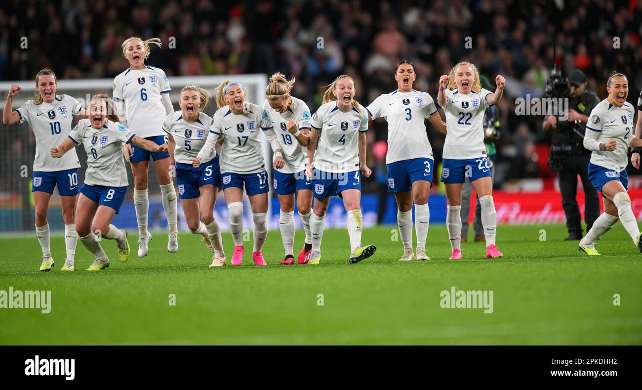 06. April 2023 - England/Brasilien - Women’s Finalissima - Wembley Stadium Rachel Daly und Keira Walsh feiern England mit dem UEFA Women's Finalissima 2023 in Wembley, als sie Brasilien 4-2 auf den Elfmetern geschlagen haben. Bild : Mark Pain / Alamy Live News Stockfoto