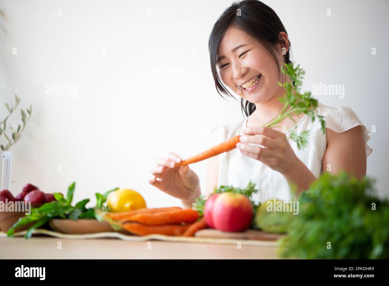 Eine Frau, die Zutaten für einen Smoothie aussucht Stockfoto