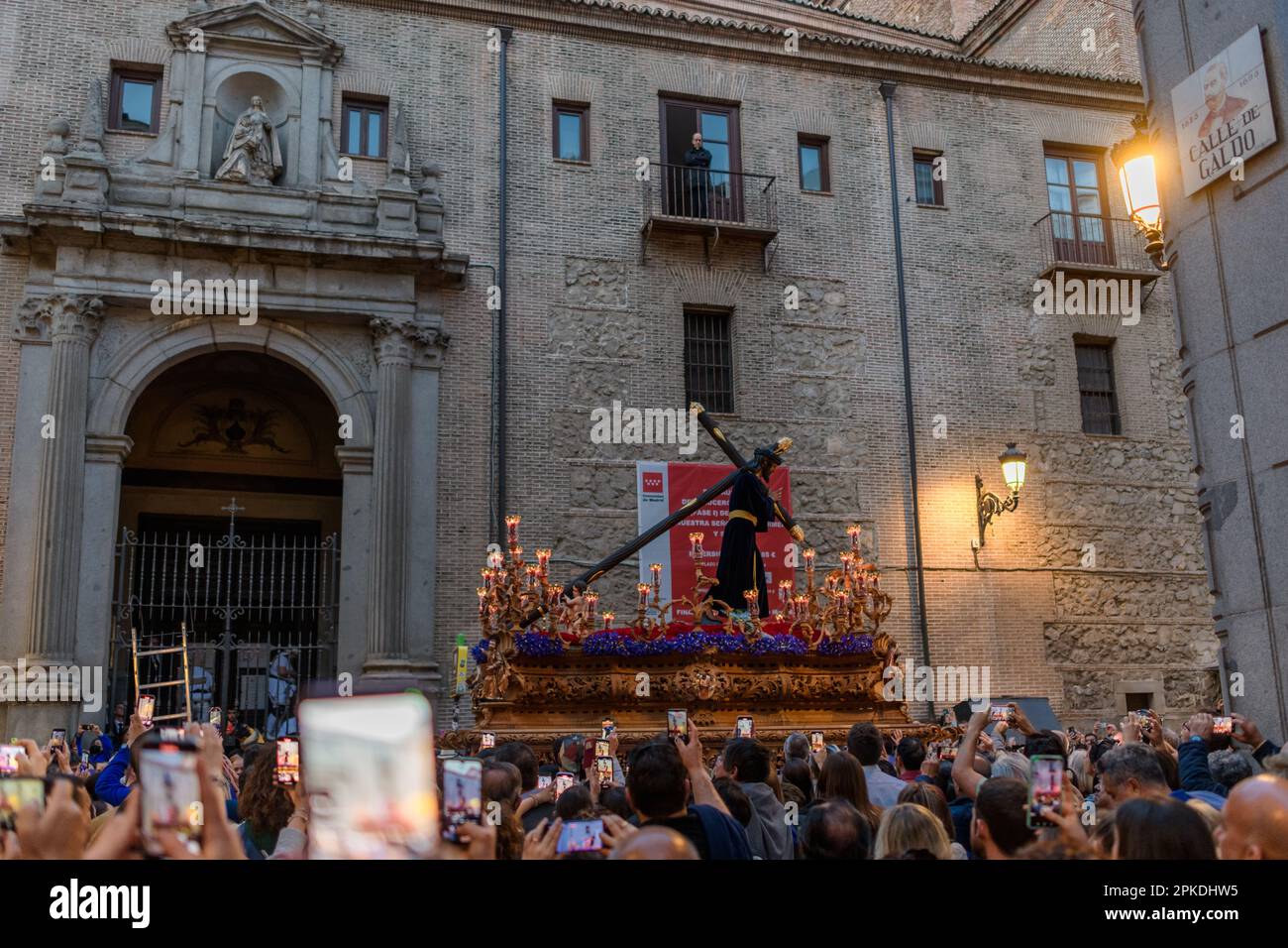 Madrid, Madrid, Spanien. 5. April 2023. Die Prozession von „Los Gitanos“ ist typisch für das Zentrum von Madrid und verläuft nach Verlassen der Kirche El Carmen Stockfoto