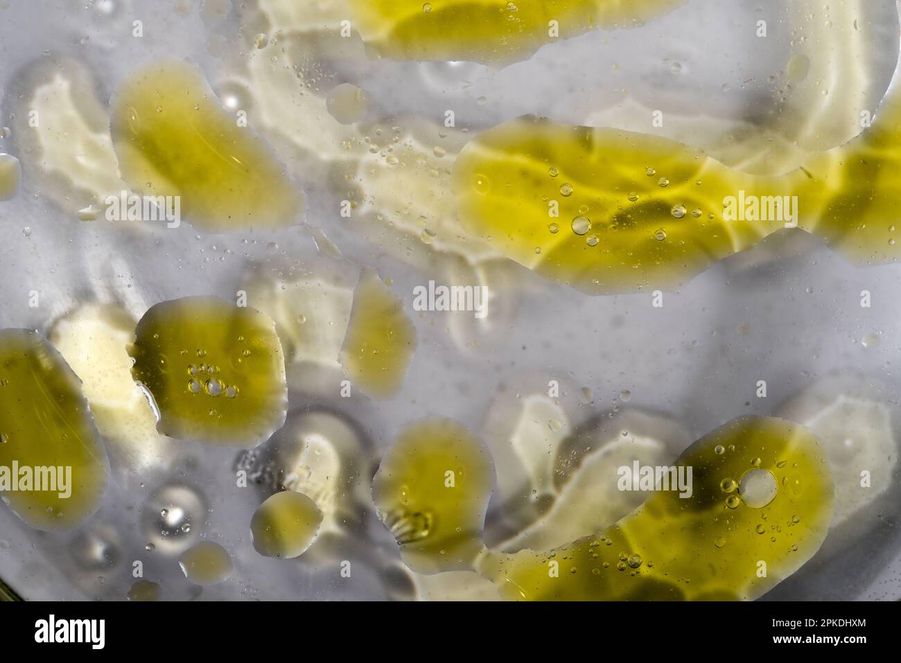 Delle gocce di olio in acqua Stockfoto