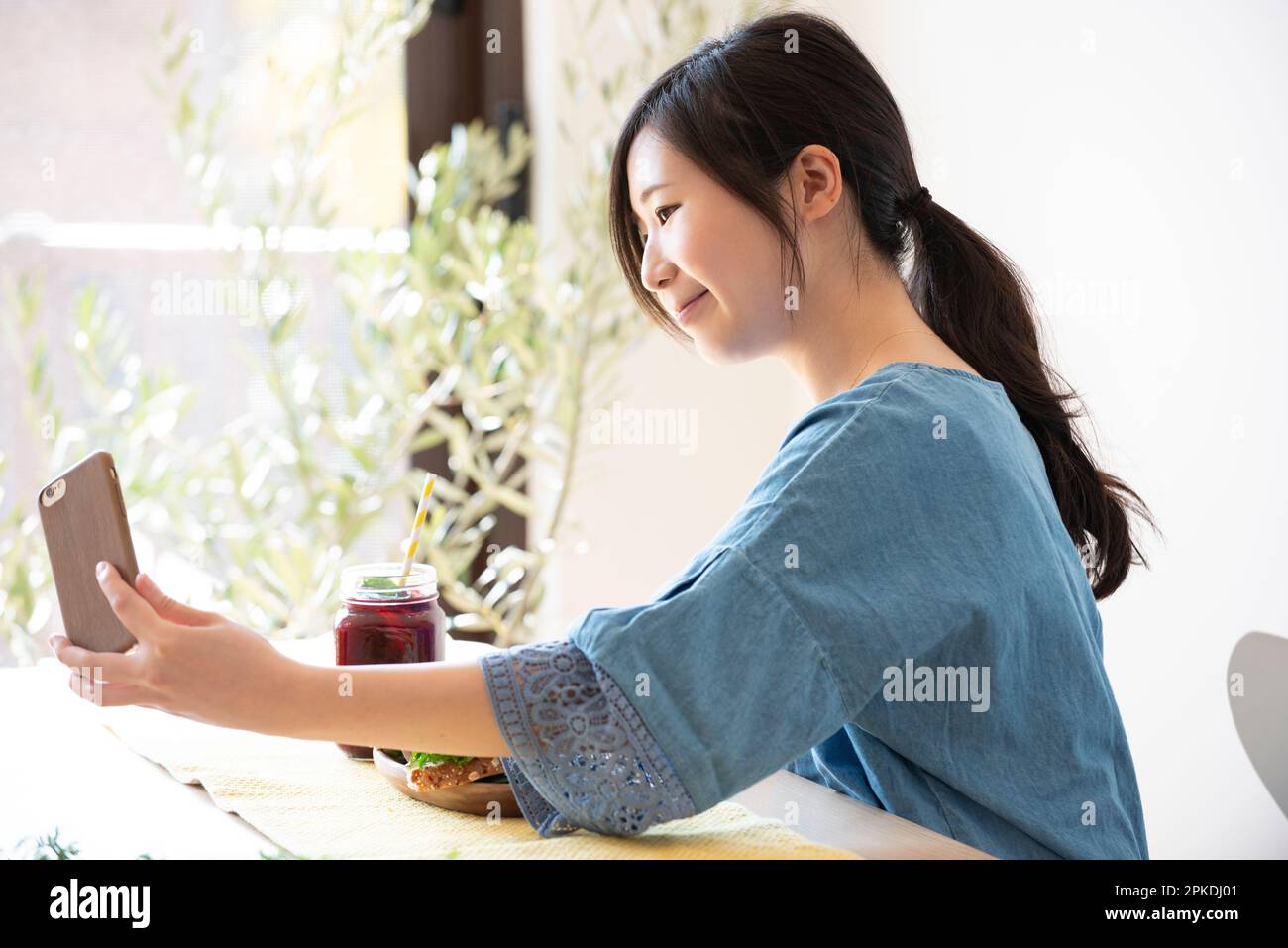 Frau, die mit ihrem Handy ein Foto macht Stockfoto