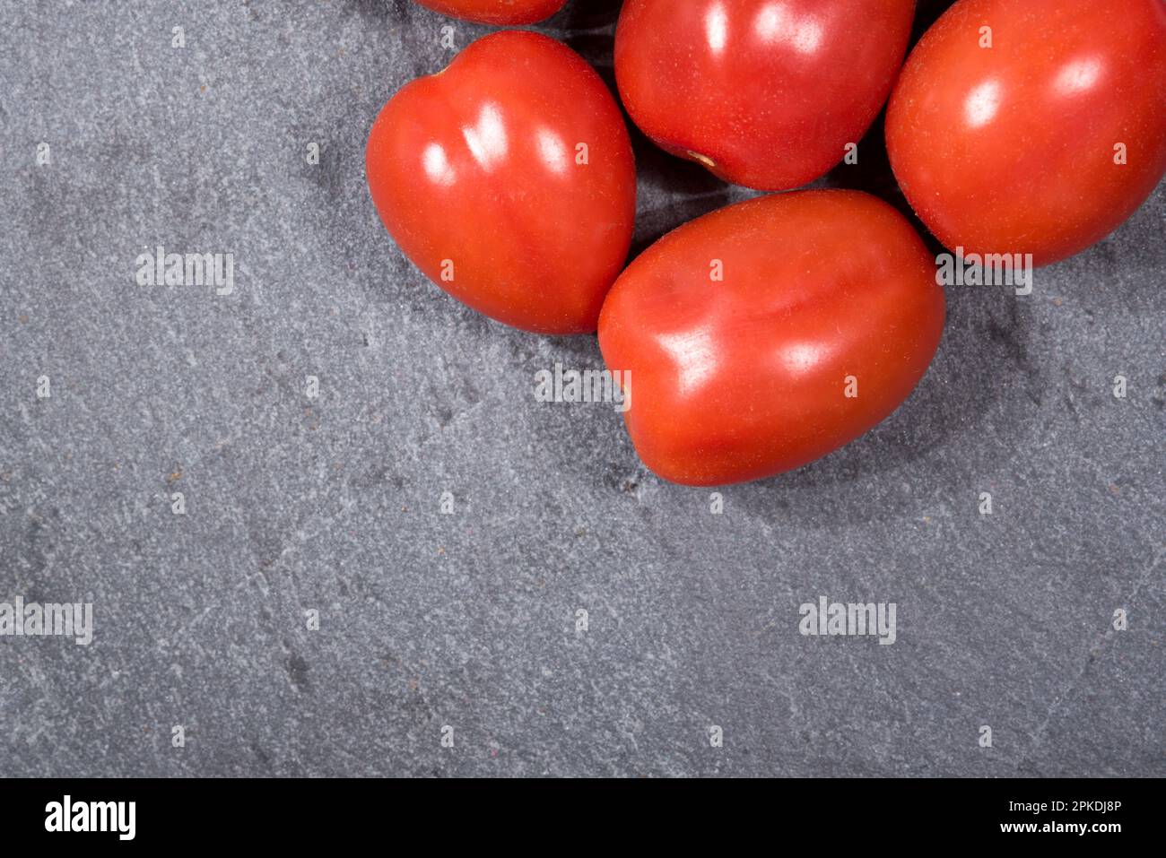 Alcuni bei pomodorini su sfondo nero Stockfoto