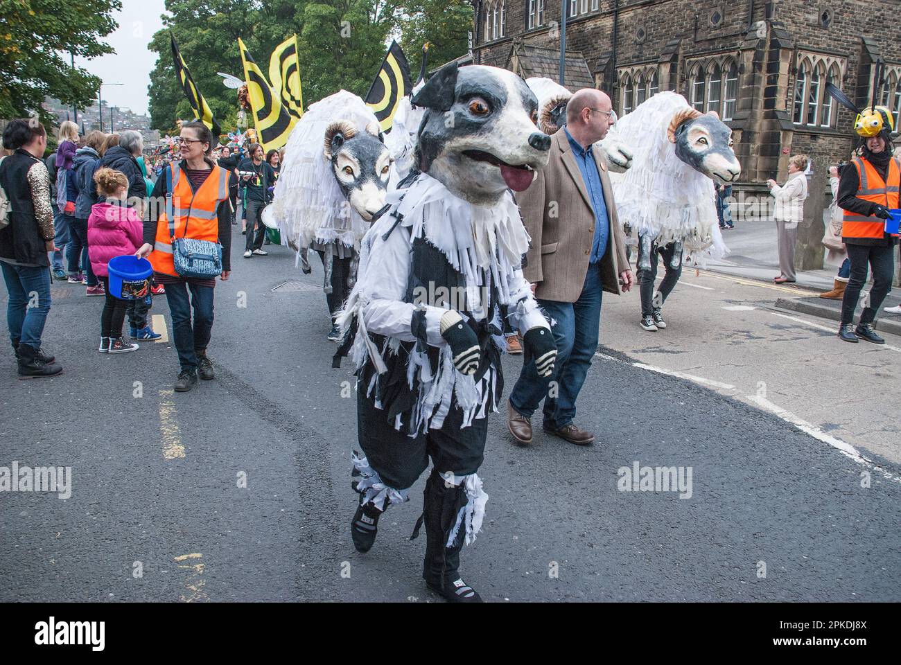 Ich schätze, das ist ein Schäferhund, der das riesige Swaledale-Schaf beim Skipton Puppet Festival 2015 begleitet. Stockfoto