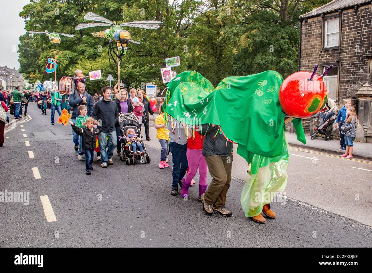 Eine riesige Raupe durchstreift die Straßen der Marktstadt Skipton--Puppenfest 2015. Stockfoto