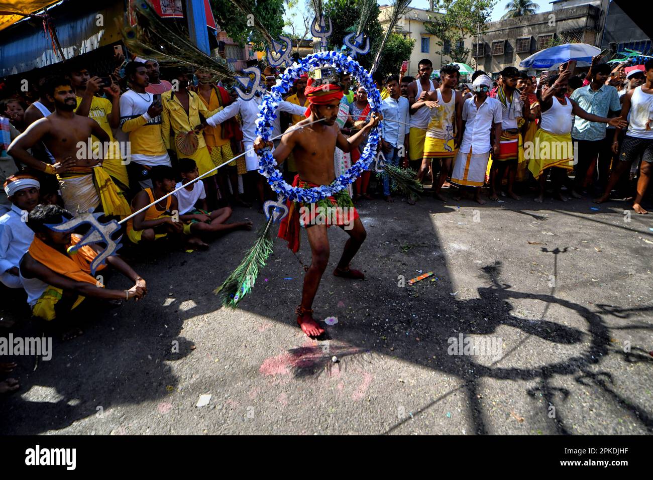 Ein Gläubiger führt während einer religiösen Prozession zum Bhel-Bhel-Festival, das der Hindugöttin Muthumariamman gewidmet ist, religiöse Aktivitäten in Bandel im östlichen Bundesstaat Westbengalen aus, ca. 55 km von Kalkutta entfernt. Velvel ist ein Hindu-Festival, das dem Hindu-Gott Murugan/Mutthumariamman gewidmet ist und im April gefeiert wird. Die Gläubigen führen verschiedene schmerzhafte Rituale durch, oft mit Piercing, in der Überzeugung, dass Gott Murugan/Mutthumariamman ihre Familienmitglieder für das nächste Jahr vor allen bösen Mächten retten wird. (Foto: Avishek das/SOPA Images/Sipa USA) Stockfoto