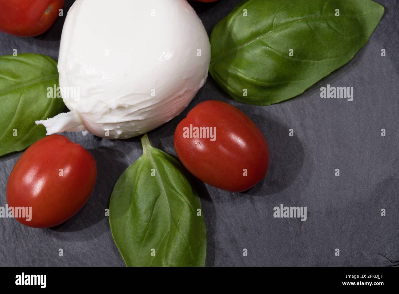 una bella mozzarella di bufala con basilico e pomodorini, la ricetta della caprese Stockfoto