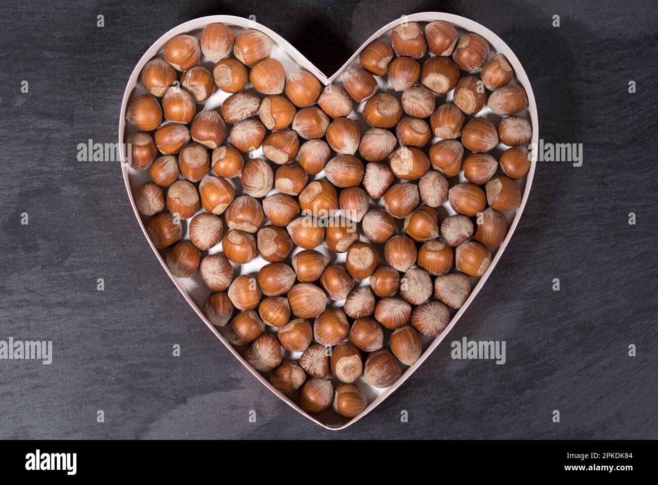 un bel mix di nocciole che formano un cuore Stockfoto