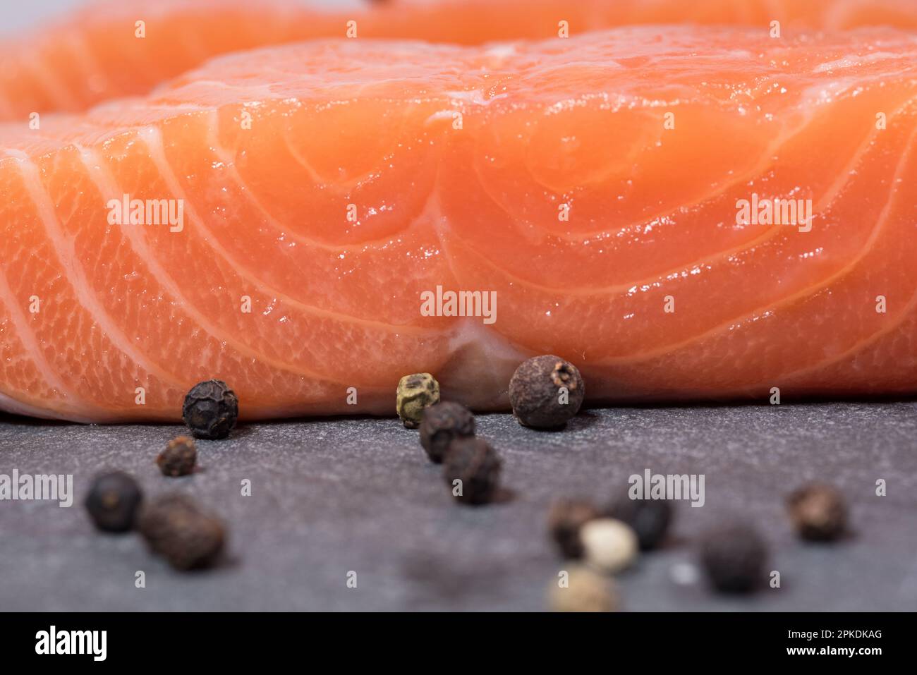 un bel filetto di salmone fresco di un bel colore rosa intenso Stockfoto