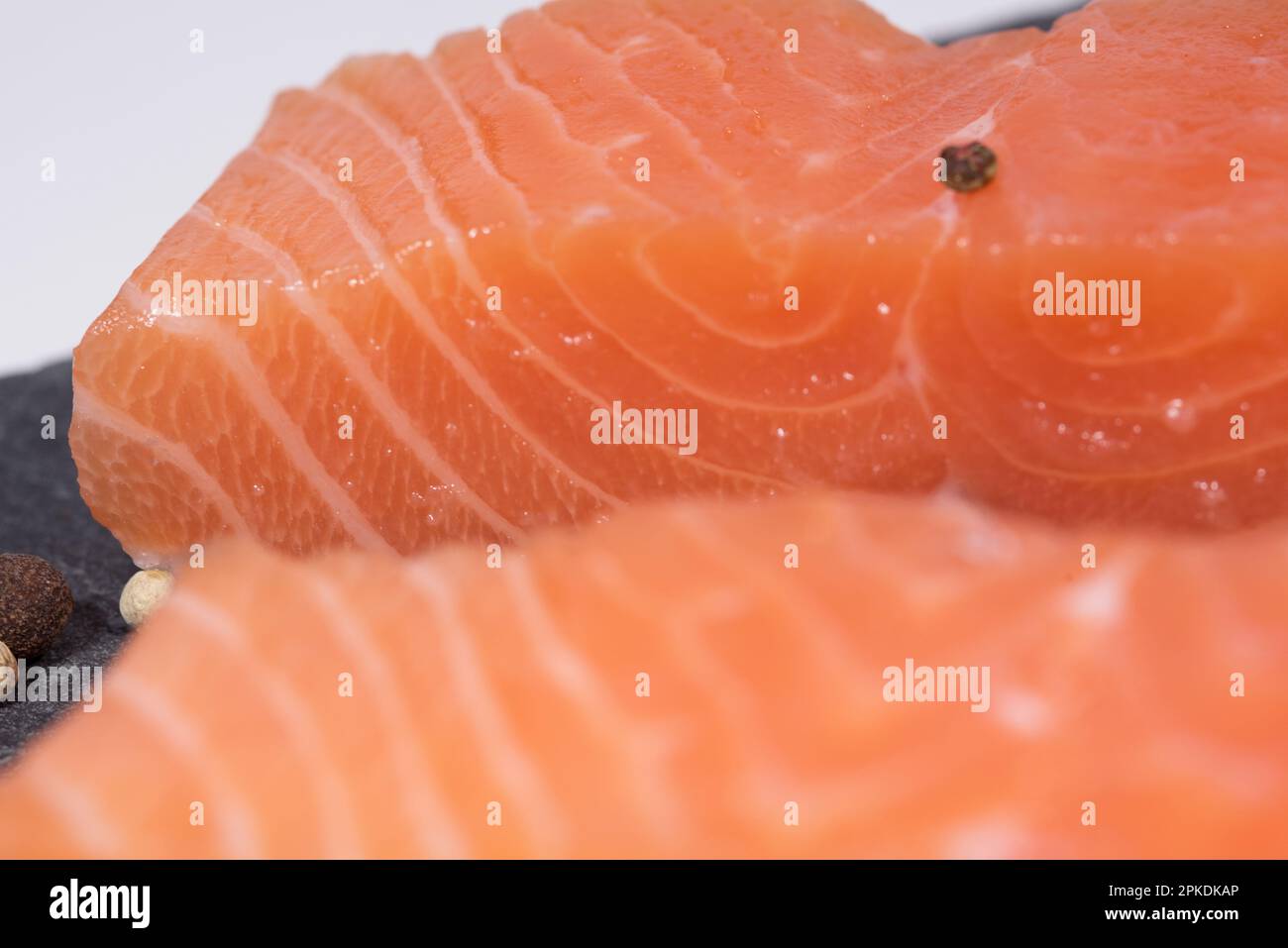 un bel filetto di salmone fresco di un bel colore rosa intenso Stockfoto