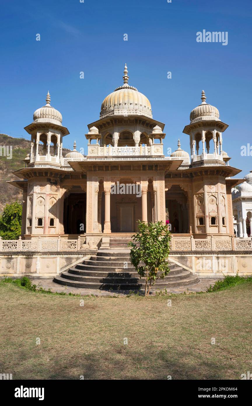 Gaitore Ki Chhatriyan, dieser Ort beherbergt traditionelle Denkmäler zu Ehren der königlichen Männer der Vergangenheit, Maharaja Jai Singh II., dem Gründer von Jaipur, Stockfoto