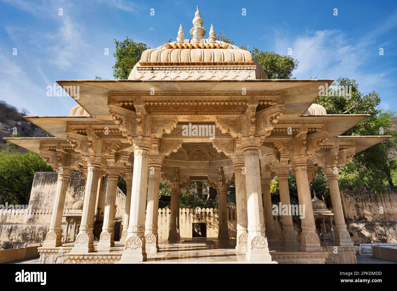 Gaitore Ki Chhatriyan, dieser Ort beherbergt traditionelle Denkmäler zu Ehren der königlichen Männer der Vergangenheit, Maharaja Jai Singh II., dem Gründer von Jaipur, Stockfoto