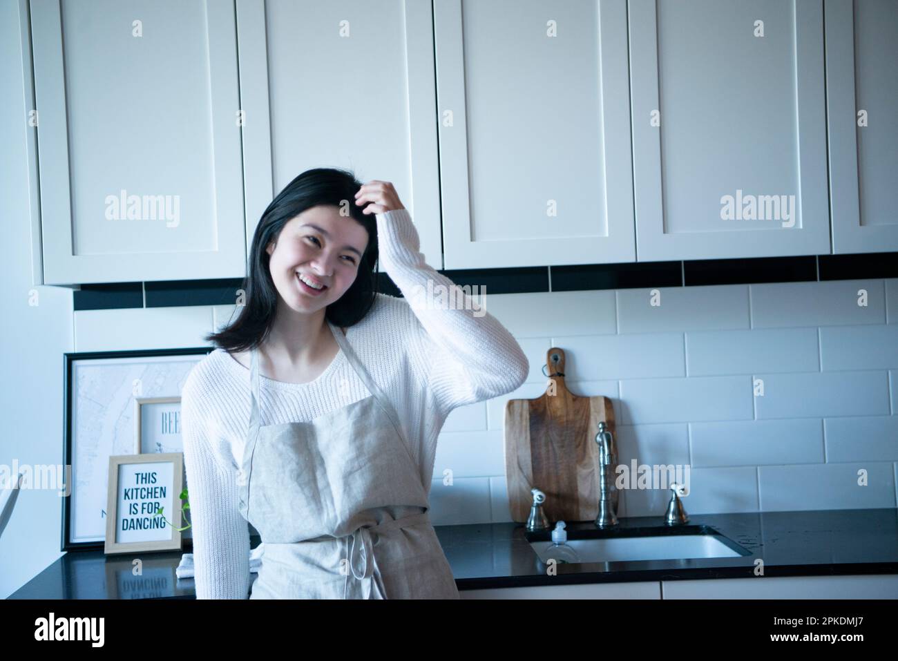 In Küche lachende Frau Stockfoto