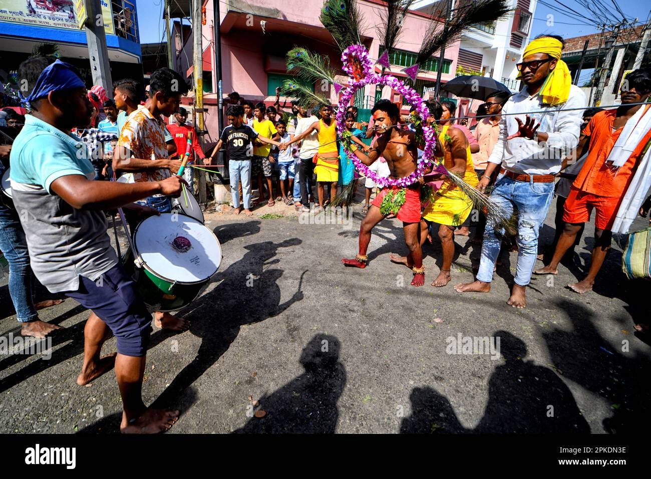 Ein Gläubiger führt während einer religiösen Prozession zum Bhel-Bhel-Festival, das der Hindugöttin Muthumariamman gewidmet ist, religiöse Aktivitäten in Bandel im östlichen Bundesstaat Westbengalen aus, ca. 55 km von Kalkutta entfernt. Velvel ist ein Hindu-Festival, das dem Hindu-Gott Murugan/Mutthumariamman gewidmet ist und im April gefeiert wird. Die Gläubigen führen verschiedene schmerzhafte Rituale durch, oft mit Piercing, in der Überzeugung, dass Gott Murugan/Mutthumariamman ihre Familienmitglieder für das nächste Jahr vor allen bösen Mächten retten wird. Stockfoto