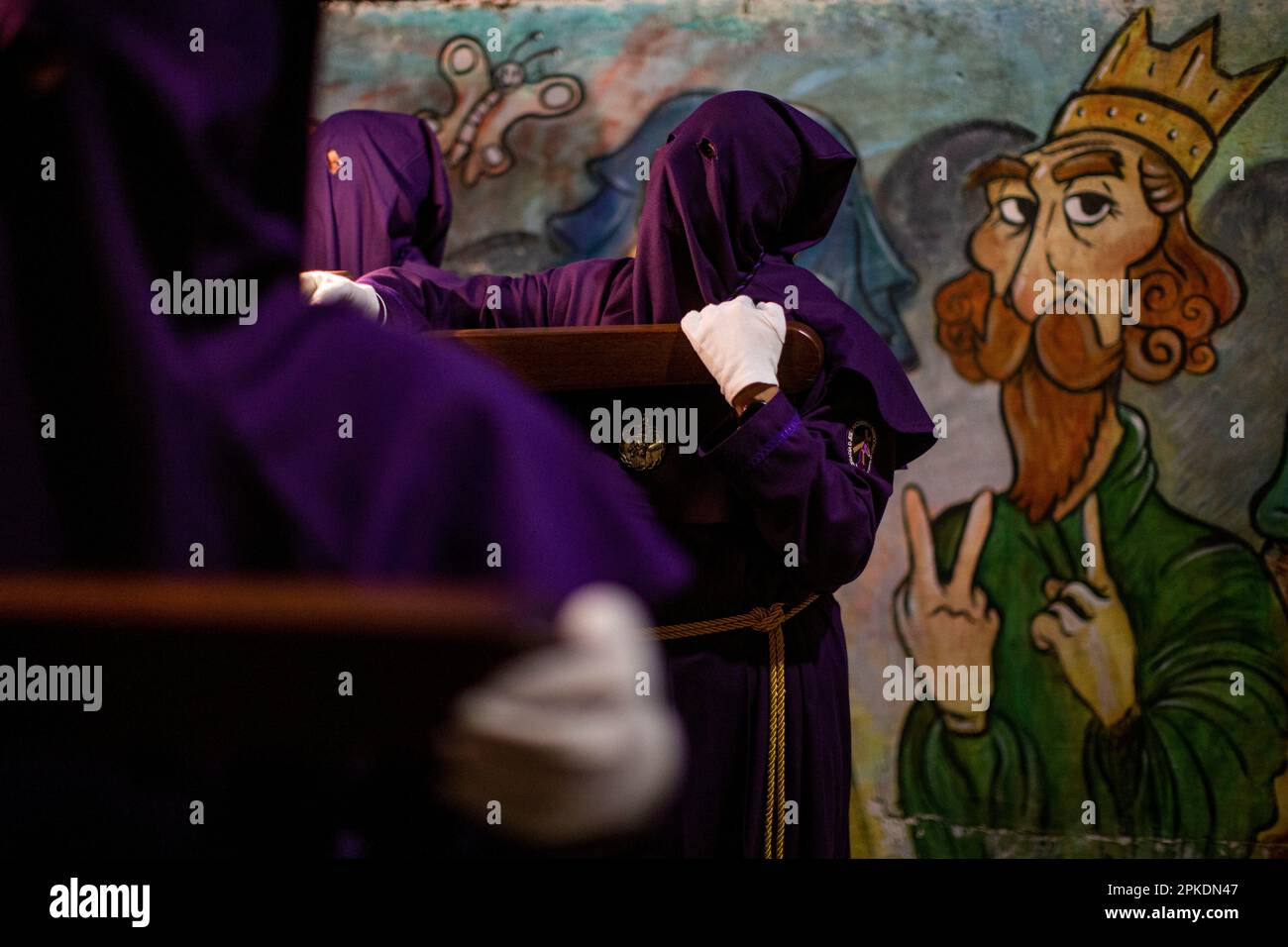 Vor dem Wandgemälde mit dem Bild von Alfonso VI. Von León ruht die Buße während der Prozession am Heiligen Donnerstag, die durch die Hauptstraßen von Sahagún führte. Kredit: SOPA Images Limited/Alamy Live News Stockfoto