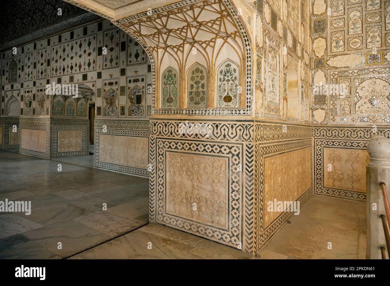 Aufwändige Spiegelglasarbeiten an Wänden und Decken von Diwan-i-Khas oder im Saal der privaten Zuschauer. Auch als Sheesh Mahal oder Glass Palace bezeichnet Stockfoto