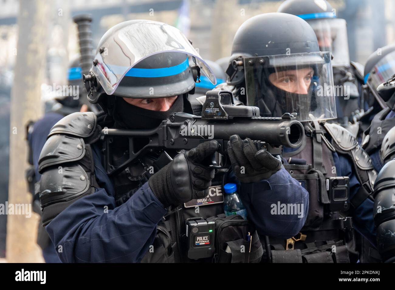 Die französische Polizei zielt mit einer 40-mm-Pistole auf LBD-Bälle, einer Art weniger tödlicher Waffe, die Gummibälle abfeuern soll, die gegen Aufruhr eingesetzt werden sollen Stockfoto