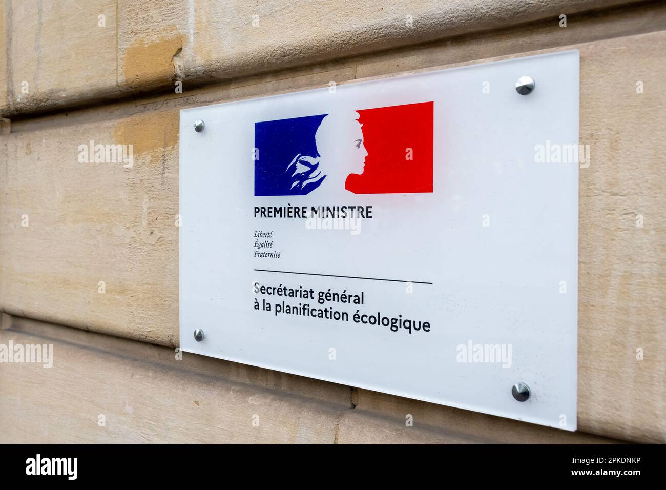 Nahaufnahme der Tafel am Eingang des Gebäudes des des Generalsekretariats für ökologische Planung mit dem Logo der Französischen Republik Stockfoto