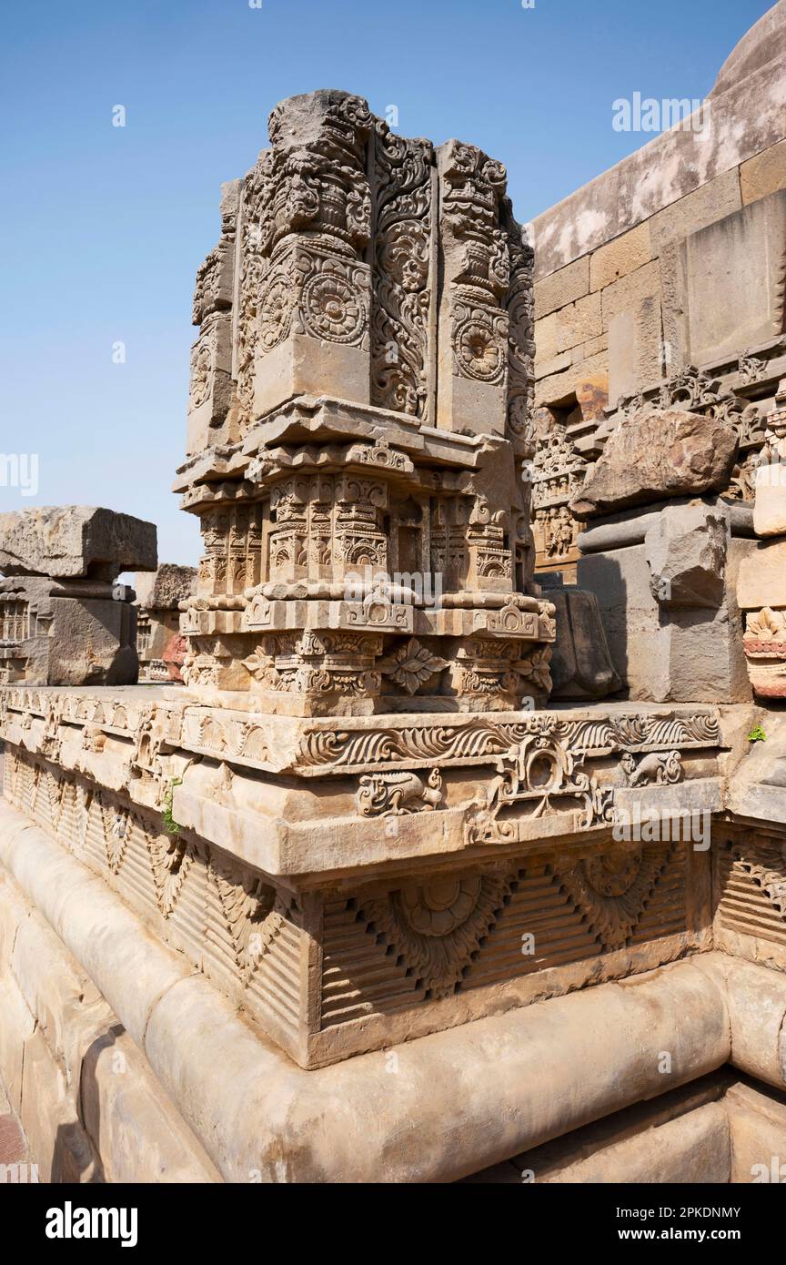 An der Außenwand des Harshat Mata Tempels, einem hinduistischen Tempel, der einer Göttin Harshat Mata, Abhaneri, Rajasthan, Indien gewidmet ist, befinden sich geschnitzte Idole aus Stein Stockfoto