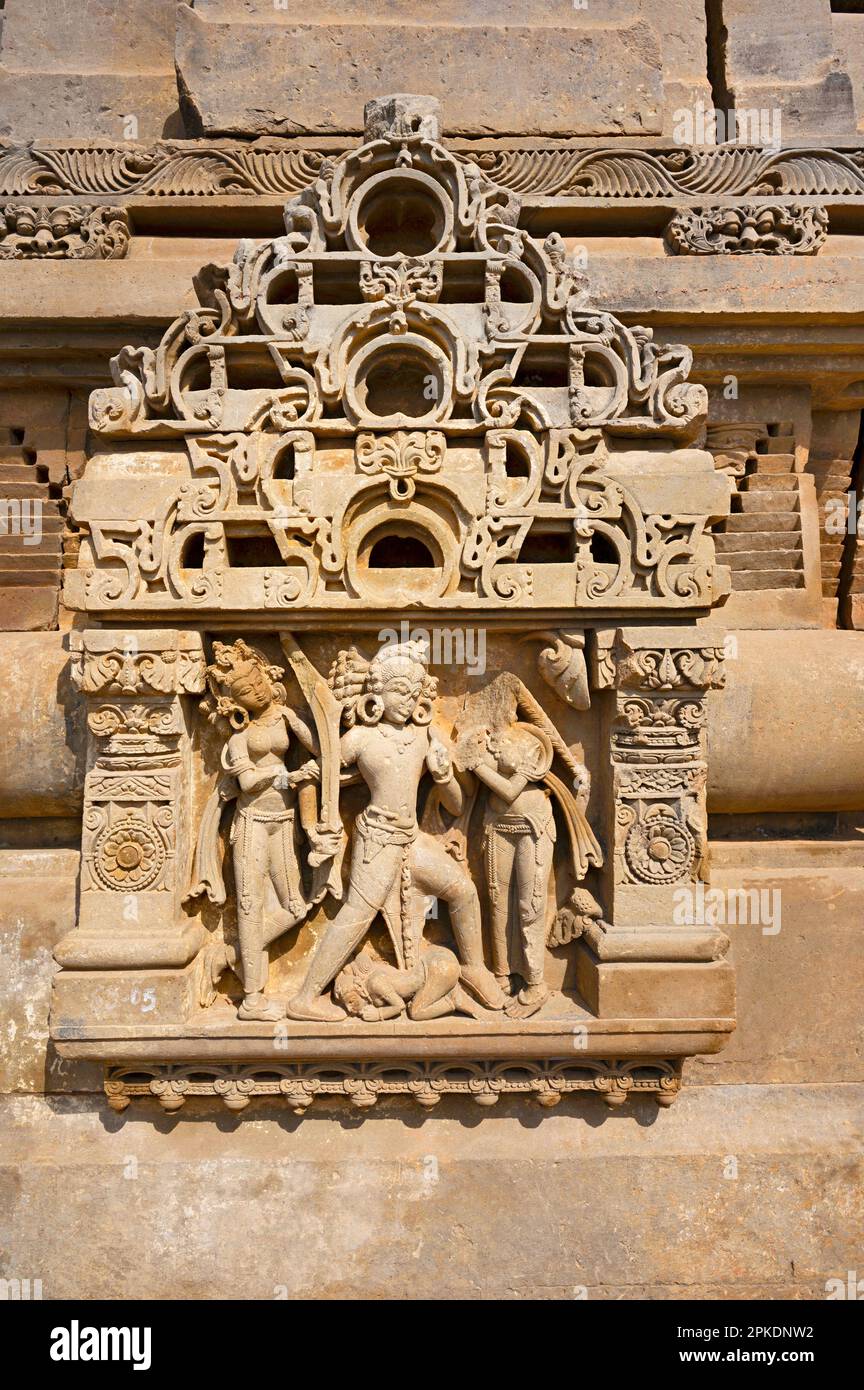An der Außenwand des Harshat Mata Tempels, einem hinduistischen Tempel, der einer Göttin Harshat Mata, Abhaneri, Rajasthan, Indien gewidmet ist, befinden sich geschnitzte Idole aus Stein Stockfoto