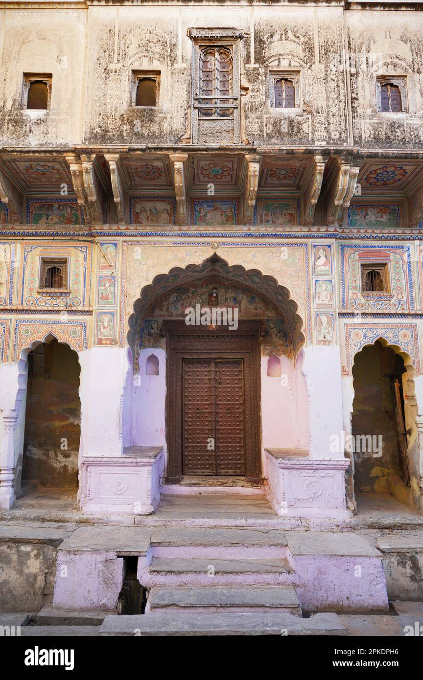 Das alte Haveli in Shekhawat. Marwari-Händler bauten große Zufluchtsorte in der Region Shekhawati aus dem 17. Bis 19. Jahrhundert, die reich mit Farbe dekoriert waren Stockfoto
