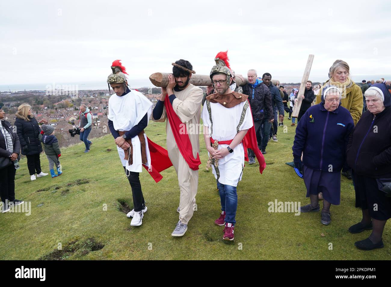 Die Leute sehen einen Karfreitagsspaziergang in Sunderland, der nach vier Jahren Abwesenheit zu Ostern 2023 nach Tunstall Hill zurückkehrt. Foto: Freitag, 7. April 2023. Stockfoto